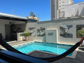 Casa com piscina em frente ao parque cesamar